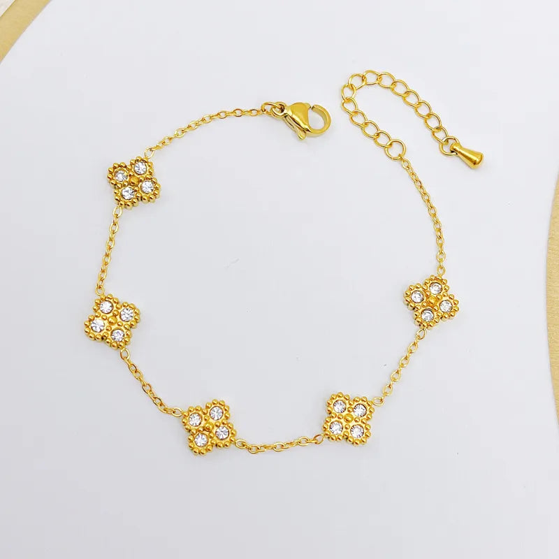 Conjunto de Collar Aretes y Pulsera Clovita