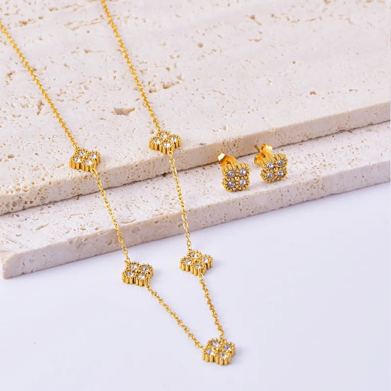 Conjunto de Collar Aretes y Pulsera Clovita