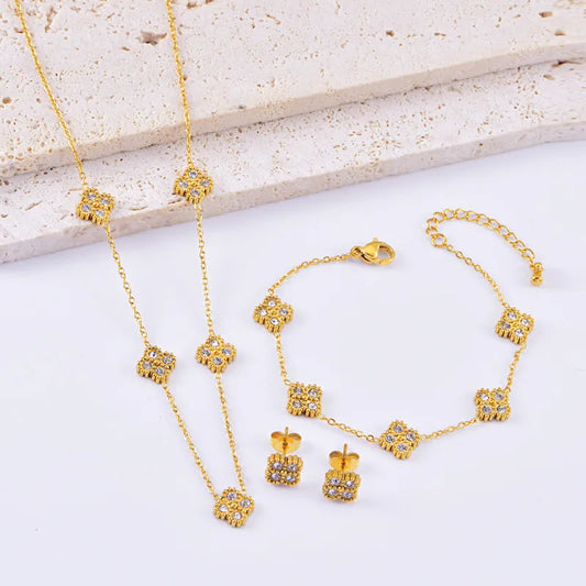 Conjunto de Collar Aretes y Pulsera Clovita